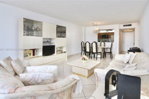 Condo in Hollywood, Florida, 1 bedroom  № 2060233 - photo 3