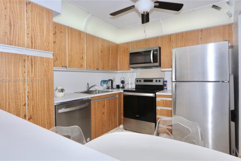 Condo in Hollywood, Florida, 1 bedroom  № 2060233 - photo 15