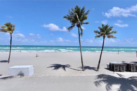 Condo in Hollywood, Florida, 1 bedroom  № 2060233 - photo 19