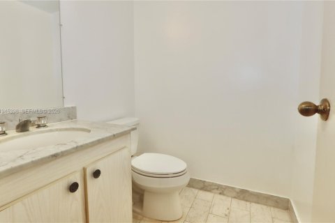 Condo in Hollywood, Florida, 1 bedroom  № 2060233 - photo 14