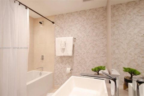 Condo in Miami, Florida, 2 bedrooms  № 2068603 - photo 15