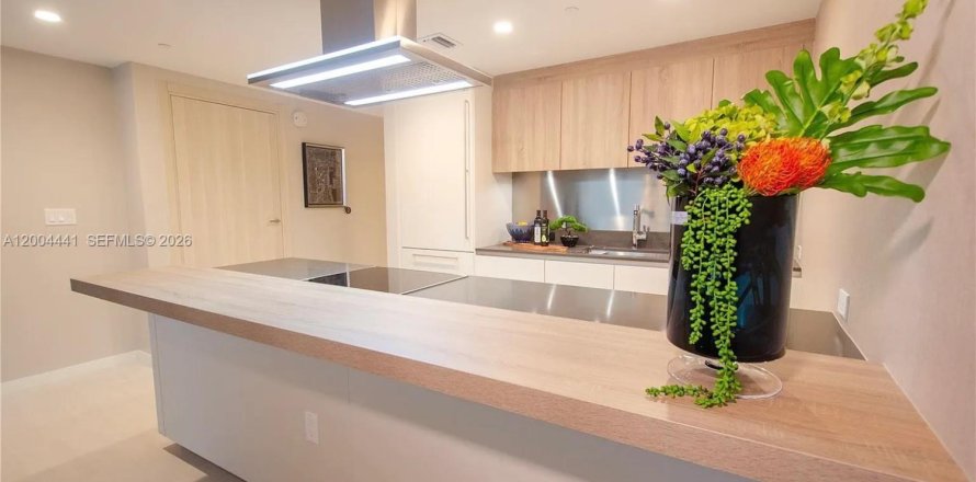 Condo in Miami, Florida, 2 bedrooms  № 2068603