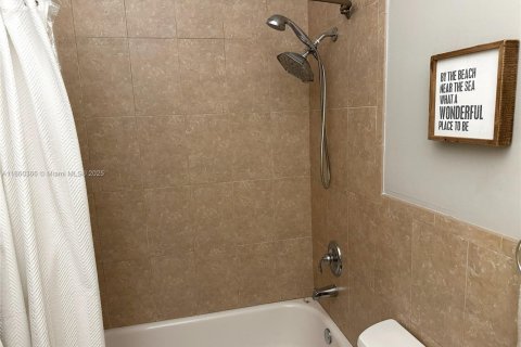 Condo in Key Biscayne, Florida, 2 bedrooms  № 1890374 - photo 29
