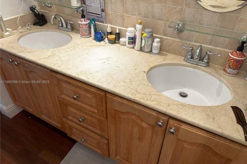 Condo in Key Biscayne, Florida, 2 bedrooms  № 1890374 - photo 24