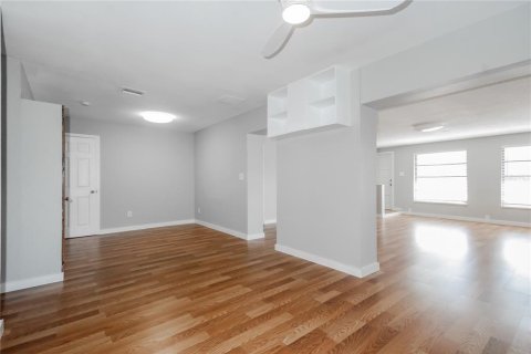 House in Saint Petersburg, Florida 3 bedrooms, 123.75 sq.m. № 1882981 - photo 11