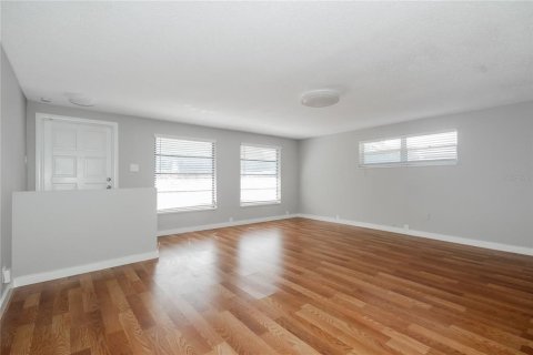 House in Saint Petersburg, Florida 3 bedrooms, 123.75 sq.m. № 1882981 - photo 4