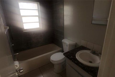 House in Lutz, Florida 3 bedrooms, 120.96 sq.m. № 2121106 - photo 7