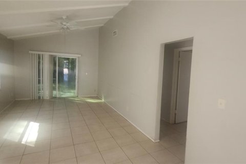 House in Lutz, Florida 3 bedrooms, 120.96 sq.m. № 2121106 - photo 4