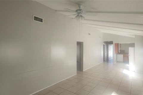 House in Lutz, Florida 3 bedrooms, 120.96 sq.m. № 2121106 - photo 3