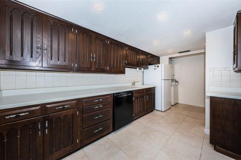 Condo in Dunedin, Florida, 2 bedrooms № 2429634 - photo 8