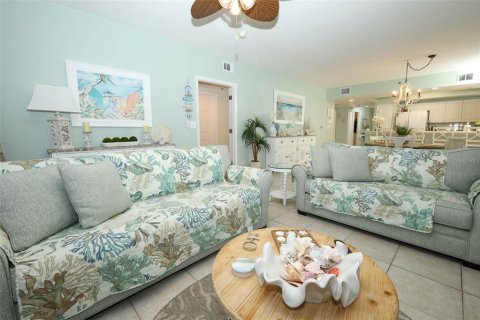 Condo in New Smyrna Beach, Florida, 3 bedrooms № 2228286 - photo 13