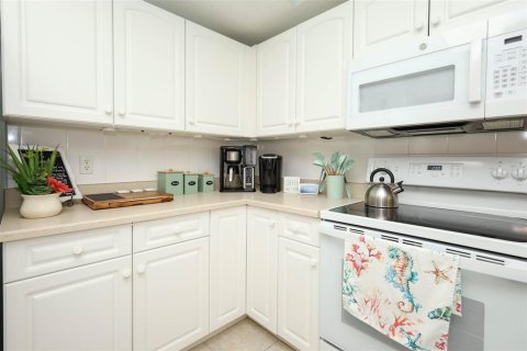 Condo in New Smyrna Beach, Florida, 3 bedrooms № 2228286 - photo 7