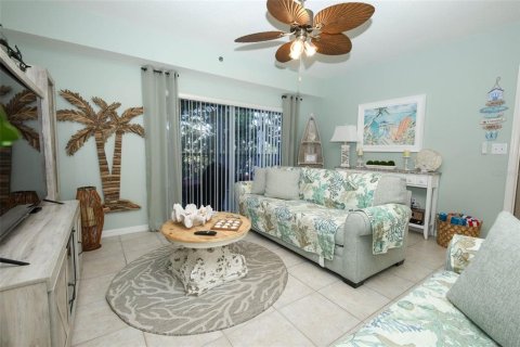 Condo in New Smyrna Beach, Florida, 3 bedrooms № 2228286 - photo 14