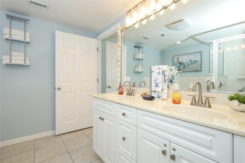 Condo in New Smyrna Beach, Florida, 3 bedrooms № 2228286 - photo 18