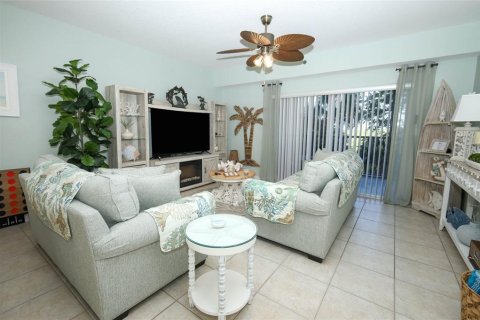 Condo in New Smyrna Beach, Florida, 3 bedrooms № 2228286 - photo 12