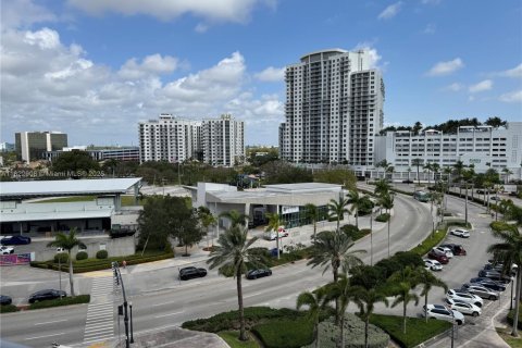 Condominio en venta en Hollywood, Florida, 1 dormitorio, 75.99 m2 № 1786907 - foto 2