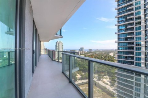 Condo in Miami, Florida, 3 bedrooms  № 1952633 - photo 1