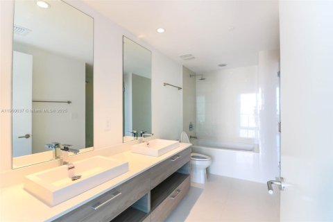 Condo in Miami, Florida, 3 bedrooms  № 1952633 - photo 16