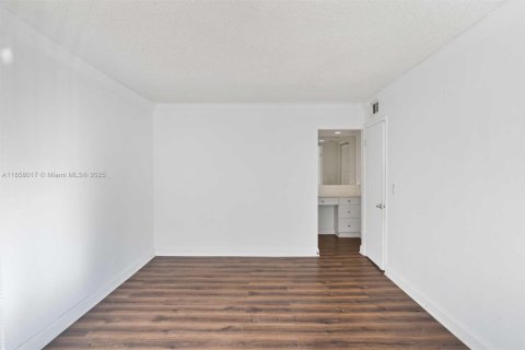 Condo in North Bay Village, Florida, 2 bedrooms  № 1882032 - photo 14