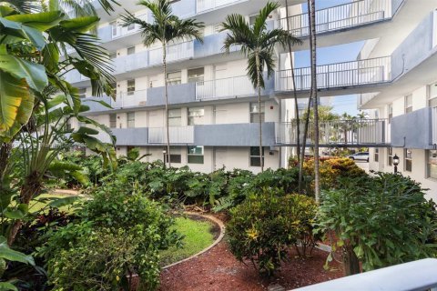 Condo in North Bay Village, Florida, 2 bedrooms  № 1882032 - photo 25