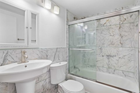 Condo in North Bay Village, Florida, 2 bedrooms  № 1882032 - photo 17