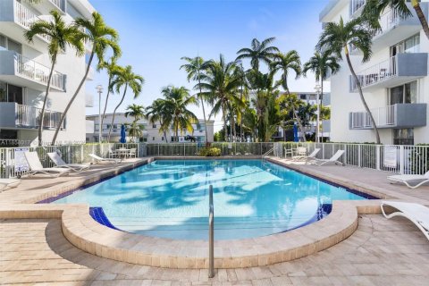 Condo in North Bay Village, Florida, 2 bedrooms  № 1882032 - photo 22
