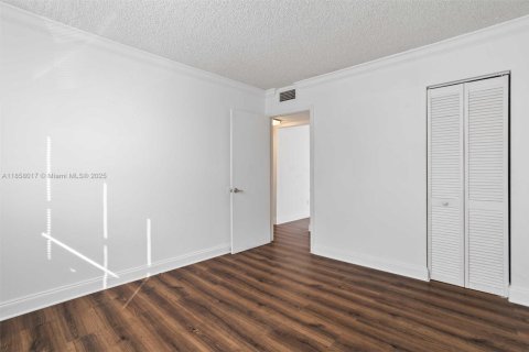 Condo in North Bay Village, Florida, 2 bedrooms  № 1882032 - photo 19