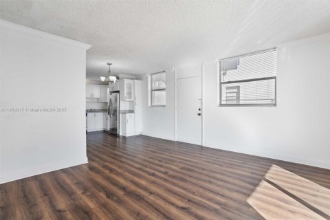 Condo in North Bay Village, Florida, 2 bedrooms  № 1882032 - photo 9