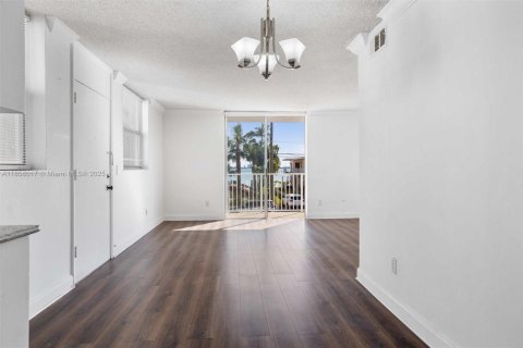Condo in North Bay Village, Florida, 2 bedrooms  № 1882032 - photo 7