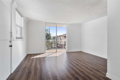 Condo in North Bay Village, Florida, 2 bedrooms  № 1882032 - photo 13