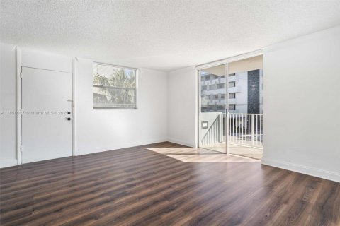 Condo in North Bay Village, Florida, 2 bedrooms  № 1882032 - photo 10