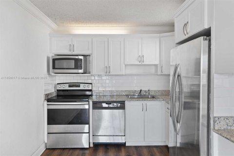 Condo in North Bay Village, Florida, 2 bedrooms  № 1882032 - photo 6