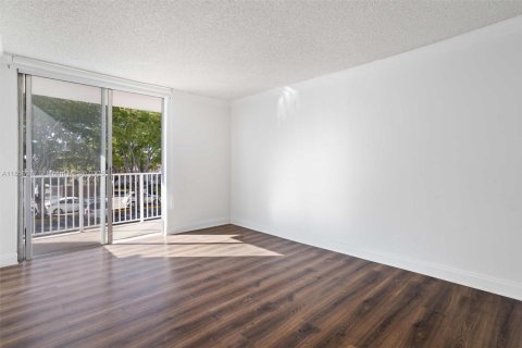 Condo in North Bay Village, Florida, 2 bedrooms  № 1882032 - photo 12