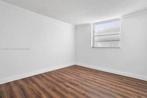 Condo in North Bay Village, Florida, 2 bedrooms  № 1882032 - photo 18