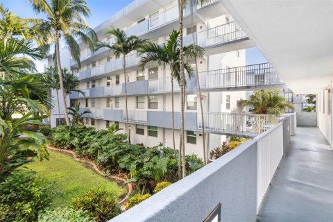 Condo in North Bay Village, Florida, 2 bedrooms  № 1882032 - photo 26
