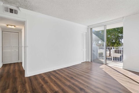 Condo in North Bay Village, Florida, 2 bedrooms  № 1882032 - photo 11