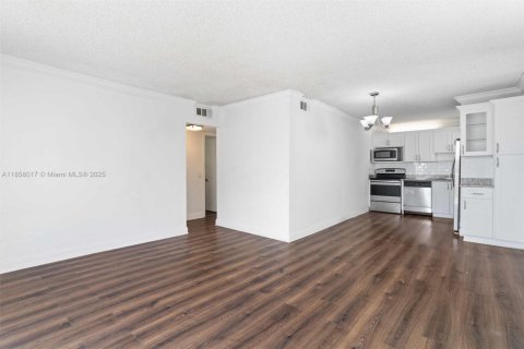 Condo in North Bay Village, Florida, 2 bedrooms  № 1882032 - photo 8