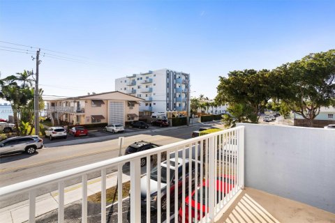 Condo in North Bay Village, Florida, 2 bedrooms  № 1882032 - photo 4