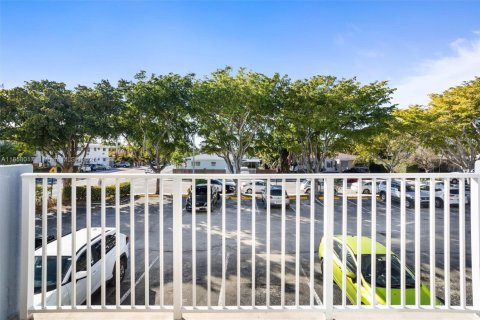 Condo in North Bay Village, Florida, 2 bedrooms  № 1882032 - photo 27