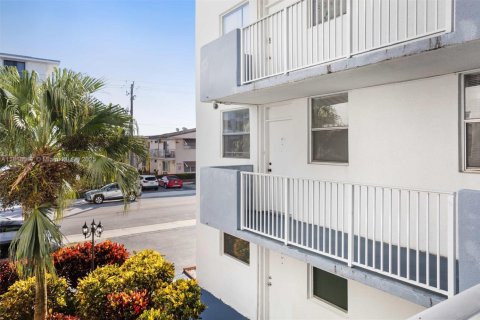 Condo in North Bay Village, Florida, 2 bedrooms  № 1882032 - photo 24