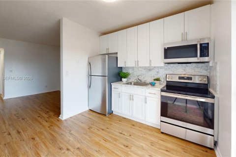 Снять в аренду квартиру в Майами, Флорида 1 спальня, 57.79м2, № 2050132 - фото 3