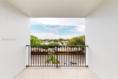 Снять в аренду квартиру в Майами, Флорида 1 спальня, 57.79м2, № 2050132 - фото 6