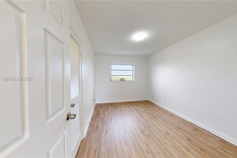 Снять в аренду квартиру в Майами, Флорида 1 спальня, 57.79м2, № 2050132 - фото 8