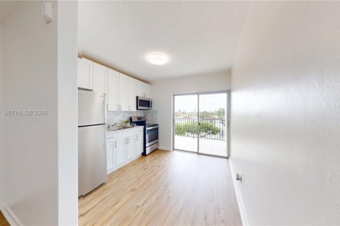 Снять в аренду квартиру в Майами, Флорида 1 спальня, 57.79м2, № 2050132 - фото 4