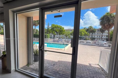 Condo in Hallandale Beach, Florida, 1 bedroom  № 1886656 - photo 12