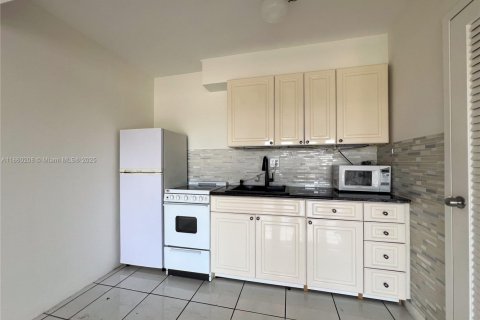 Condo in Hallandale Beach, Florida, 1 bedroom  № 1886656 - photo 1