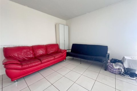 Condo in Hallandale Beach, Florida, 1 bedroom  № 1886656 - photo 11