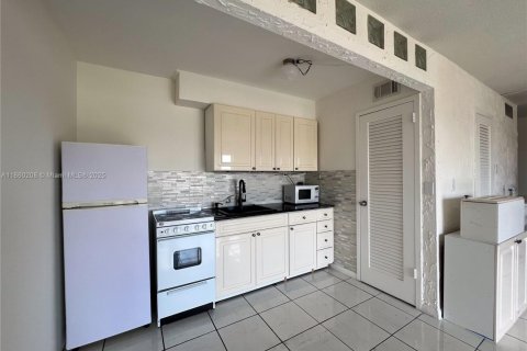 Condo in Hallandale Beach, Florida, 1 bedroom  № 1886656 - photo 2