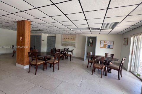 Condo in Hallandale Beach, Florida, 1 bedroom  № 1886656 - photo 13