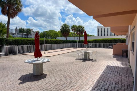 Condo in Hallandale Beach, Florida, 1 bedroom  № 1886656 - photo 16